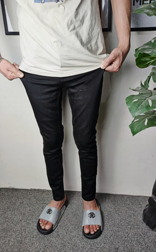 Sleek Jet-Dlack Denim With a Slim-Fit Cut - Image 3